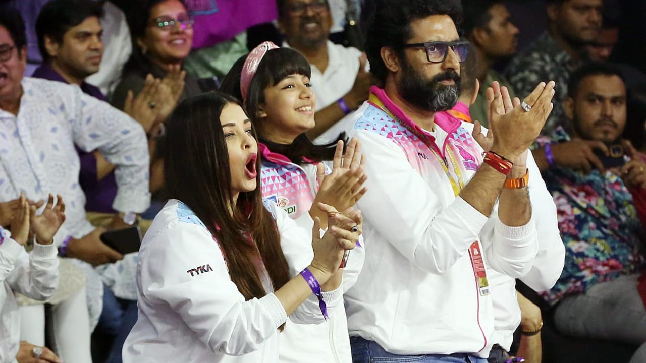 While Aishwarya and Abhishek clapped for their winners, Jaipur Pink Panthers, their princess, Aaradhya celebrated the victory by jumping in joy.